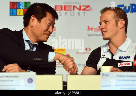 Berlin, Deutschland. 7. Juni 2017. Der Präsident der Internationalen Föderation der Gymnastik japanische Morinari Watanabe (L) und Deutschen Turner Fabian Hambüchen besuchen eine Pressekonferenz auf der Deutschland-Turnfest in Berlin, Deutschland, 7. Juni 2017. Foto: Maurizio Gambarini/Dpa/Alamy Live News Stockfoto