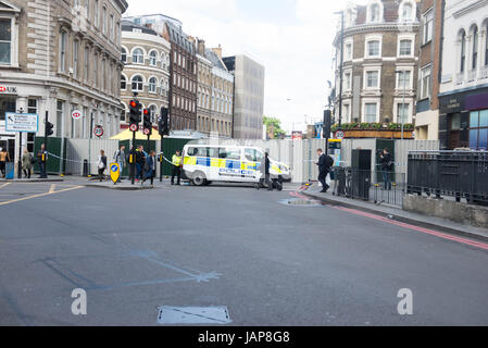 London, UK. 6. Juni 2017. Polizisten stehen im Dienst an einen Kordon in der Nähe von Borough Market in London am 5. Juni 2017, wie Untersuchungen nach dem Juni 3 Terror-Angriff fortzusetzen. Bildnachweis: Michael Tubi/Alamy Live-Nachrichten Stockfoto