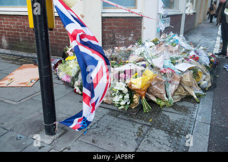 London, UK. 7. Juni 2017. Blumen werden auf London Bridge in Gedenken an die Gefallenen der Terror-Anschlag auf das Herz der Hauptstadt gelegt. Bildnachweis: Michael Tubi/Alamy Live-Nachrichten Stockfoto