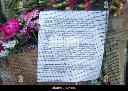 London, UK. 7. Juni 2017. Blumen werden auf London Bridge in Gedenken an die Gefallenen der Terror-Anschlag auf das Herz der Hauptstadt gelegt. Bildnachweis: Michael Tubi/Alamy Live-Nachrichten Stockfoto