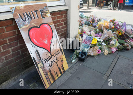 London, UK. 7. Juni 2017. Blumen werden auf London Bridge in Gedenken an die Gefallenen der Terror-Anschlag auf das Herz der Hauptstadt gelegt. Bildnachweis: Michael Tubi/Alamy Live-Nachrichten Stockfoto