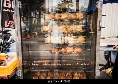 Kuala Lumpur, Malaysia. 7. Juni 2017. Ein Besuch der Bangsar Ramadan Essen Basar in Kuala Lumpur, wo Leute kommen, Halal-Food für ihre brechen des Abends schnell zu kaufen. Ein Stall Vorbereitung ihrer berühmten Brathähnchen im Ramadan Essen Basar. Bildnachweis: Danny Chan/Alamy Live-Nachrichten Stockfoto