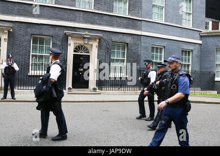 London, UK. 7. Juni 2017. Bewaffnete Polizisten in der Downing Street am Vorabend der Parlamentswahlen am 8. Juni beim britischen Wähler zu den Urnen Credit gehen: Amer Ghazzal/Alamy Live-Nachrichten Stockfoto