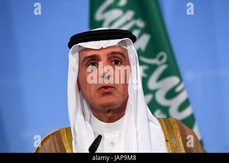 Berlin, Deutschland. 7. Juni 2017. Saudi-arabischen Außenminister Adel bin Ahmed Al-Dschubeir spricht während einer Pressekonferenz im Auswärtigen Amt in Berlin, Deutschland, 7. Juni 2017. Foto: Ralf Hirschberger/Dpa-Zentralbild/Dpa/Alamy Live News Stockfoto