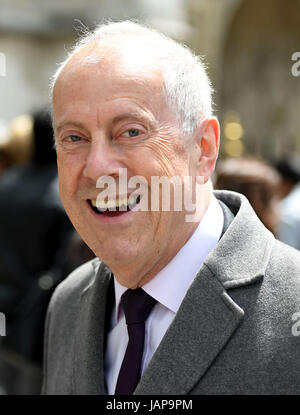 London, UK. 7. Juni 2017. Vorbei Brandrethat den Service von Thanksgiving für das Leben und Werk von Ronnie Corbett in der Westminster Abbey, London. Bildnachweis: Finnbarr Webster/Alamy Live-Nachrichten Stockfoto