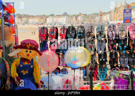 Dorset UK. 7. Juni 2017. Bunten Phantasie-waren zum Verkauf an einem stürmischen Tag in Weymouth Credit: Stuart Fretwell/Alamy Live-Nachrichten Stockfoto