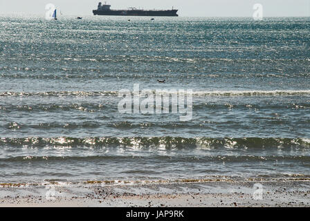 Dorset UK. 7. Juni 2017. Ein Tanker liegt bei-Anker in der Bucht an einem stürmischen Tag in Weymouth Credit: Stuart Fretwell/Alamy Live-Nachrichten Stockfoto