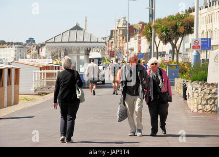 Dorset UK. 7. Juni 2017. Menschen Flanieren entlang der Promenade an einem stürmischen Tag in Weymouth Credit: Stuart Fretwell/Alamy Live-Nachrichten Stockfoto