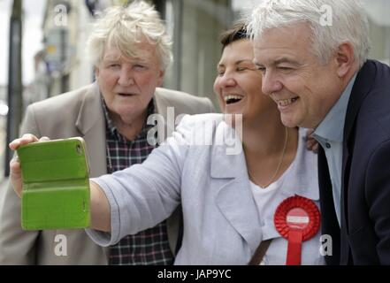 Swansea, Großbritannien. 7. Juni 2017.   Allgemeine Wahl 2017.  Walisische ersten Minister Carwyn Jones (rechts) posiert für ein Selbstporträt mit Labour-Kandidat für GowerTonia Antoniazzi und Tyrone O'sullivan, OBE. Die Waliser Arbeit Trio kamen zusammen auf Wahlkampftour in Gorseinon in den Wahlkreis Gower. Swansea, Großbritannien. Bildnachweis: Gareth Llewelyn/Alamy Live-Nachrichten Stockfoto