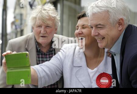 Swansea, Großbritannien. 7. Juni 2017.   Allgemeine Wahl 2017.  Walisische ersten Minister Carwyn Jones (rechts) posiert für ein Selbstporträt mit Labour-Kandidat für GowerTonia Antoniazzi und Tyrone O'sullivan, OBE. Die Waliser Arbeit Trio kamen zusammen auf Wahlkampftour in Gorseinon in den Wahlkreis Gower. Swansea, Großbritannien. Bildnachweis: Gareth Llewelyn/Alamy Live-Nachrichten Stockfoto