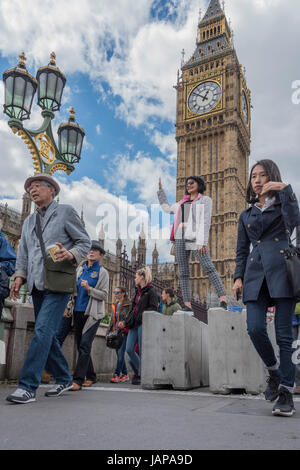 London, UK. 7. Juni 2017. Touristen scheinen glücklich zu finden, dass Alternative für die neuen Sicherheits-Barrieren auf Westminster Bridge verwendet. London, 7. Juni 2017. Bildnachweis: Guy Bell/Alamy Live-Nachrichten Stockfoto