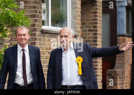 Twickenham, Großbritannien. 7. Juni 2017. Tim Farron, Liberal Democrats, begleitet lokalen Kandidaten Vince Cable am letzten Tag der Kampagne vor der morgigen Parlamentswahlen. Bildnachweis: Mark Kerrison/Alamy Live-Nachrichten Stockfoto