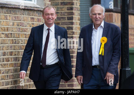 Twickenham, Großbritannien. 7. Juni 2017. Tim Farron, Liberal Democrats, begleitet lokalen Kandidaten Vince Cable am letzten Tag der Kampagne vor der morgigen Parlamentswahlen. Bildnachweis: Mark Kerrison/Alamy Live-Nachrichten Stockfoto