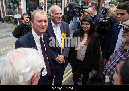 Twickenham, Großbritannien. 7. Juni 2017. Tim Farron, Liberal Democrats, begleitet lokalen Kandidaten Vince Cable am letzten Tag der Kampagne vor der morgigen Parlamentswahlen. Bildnachweis: Mark Kerrison/Alamy Live-Nachrichten Stockfoto