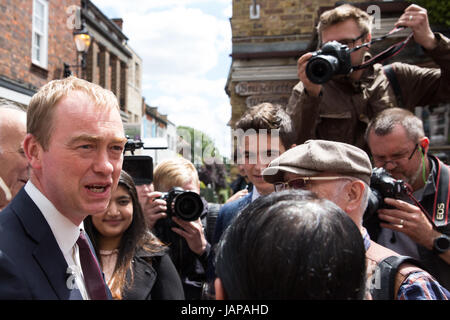 Twickenham, Großbritannien. 7. Juni 2017. Tim Farron, Liberal Democrats, begleitet lokalen Kandidaten Vince Cable am letzten Tag der Kampagne vor der morgigen Parlamentswahlen. Bildnachweis: Mark Kerrison/Alamy Live-Nachrichten Stockfoto