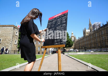 London, UK. 7. Juni 2017. Ein Mitglied des Personals von Ladbrokes Orte ihrer Wahl Quoten auf einer Tafel am College Green gegenüber der Houses of Parliament. Bildnachweis: Dinendra Haria/Alamy Live-Nachrichten Stockfoto