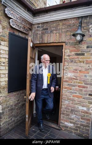 Twickenham, Großbritannien. 7. Juni 2017. Vince Cable, Kandidat der Liberal Democrats, besucht ein lokales Geschäft am letzten Tag der Kampagne vor der morgigen Parlamentswahlen. Bildnachweis: Mark Kerrison/Alamy Live-Nachrichten Stockfoto