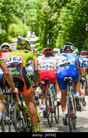 Pipwell, UK. 7. Juni 2017. Die neunundneunzig Fahrer teilnahmen in den Frauenlauf Cycle Tour of Britain mit fast 40 Meilen pro Stunde nach dem Verlassen der Northamptonshire Dorf von Pipewell während der neunzig Meilen langen ersten Phase des Wettbewerbs auf Mittwoch, 7. Juni 2017. Bildnachweis: Michael Foley/Alamy Live-Nachrichten Stockfoto