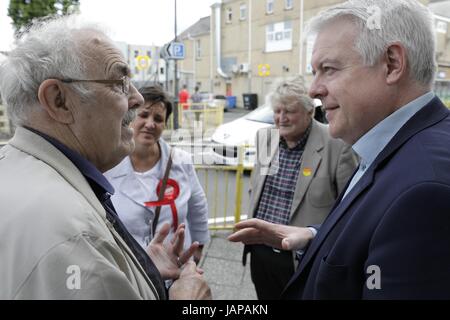 Swansea, Großbritannien. 7. Juni 2017.   Allgemeine Wahl 2017.  Walisische erster Minister Carwyn Jones (rechts) wird durch ein Rentner (links) als Labour-Kandidat für Gower Tonia Antoniazzi und Tyrone O'sullivan, OBE, Blick auf Angriff. Die Waliser Arbeit Trio kamen zusammen auf Wahlkampftour in Gorseinon in den Wahlkreis Gower. Swansea, Großbritannien. Bildnachweis: Gareth Llewelyn/Alamy Live-Nachrichten Stockfoto