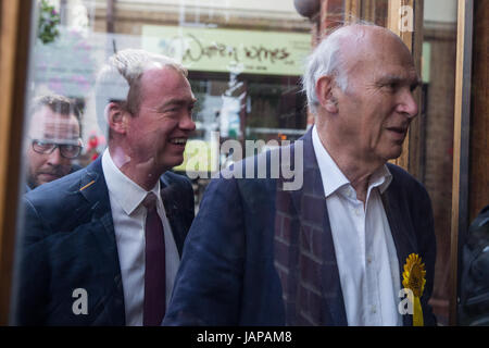 Twickenham, Großbritannien. 7. Juni 2017. Tim Farron, Liberal Democrats, begleitet lokalen Kandidaten Vince Cable am letzten Tag der Kampagne vor der morgigen Parlamentswahlen. Bildnachweis: Mark Kerrison/Alamy Live-Nachrichten Stockfoto