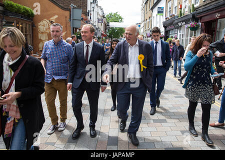 Twickenham, Großbritannien. 7. Juni 2017. Tim Farron, Liberal Democrats, begleitet lokalen Kandidaten Vince Cable am letzten Tag der Kampagne vor der morgigen Parlamentswahlen. Bildnachweis: Mark Kerrison/Alamy Live-Nachrichten Stockfoto