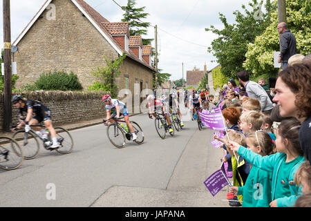 OVO Energie Frauen Tour Etappe 1 - Daventry zu Kettering Stockfoto