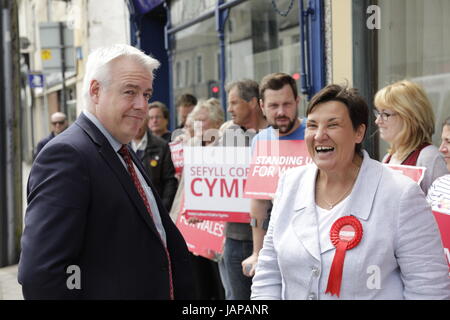 Swansea, Großbritannien. 7. Juni 2017.   Allgemeine Wahl 2017.  Walisische erster Minister Carwyn Jones (links) schließt sich Labour-Kandidat für die Gower Tonia Antoniazzi auf Wahlkampftour in Gorseinon in Gower-Wahlkreis. Swansea, Großbritannien. Bildnachweis: Gareth Llewelyn/Alamy Live-Nachrichten Stockfoto