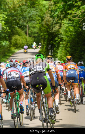 Pipwell, UK. 7. Juni 2017. Der Gewinner der ersten Stufe des Zyklus der Frauen, Tour of Britain, Nummer 34, der polnische Fahrer Katarzyna Niewiadoma Team WM3, in der Nähe sitzt der Rückseite des Hauptfeld als es Northamptonshire Dorf von Pipewell während der neunzig Meilen langen ersten Phase des Wettbewerbs auf Mittwoch, 7. Juni 2017 geht. Bildnachweis: Michael Foley/Alamy Live-Nachrichten Stockfoto