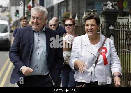 Swansea, Großbritannien. 7. Juni 2017.   Allgemeine Wahl 2017.  Walisische erster Minister Carwyn Jones (links) schließt sich Labour-Kandidat für die Gower Tonia Antoniazzi auf Wahlkampftour in Gorseinon in Gower-Wahlkreis. Swansea, Großbritannien. Bildnachweis: Gareth Llewelyn/Alamy Live-Nachrichten Stockfoto