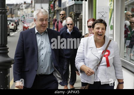 Swansea, Großbritannien. 7. Juni 2017.   Allgemeine Wahl 2017.  Walisische erster Minister Carwyn Jones (links) schließt sich Labour-Kandidat für die Gower Tonia Antoniazzi auf Wahlkampftour in Gorseinon in Gower-Wahlkreis. Swansea, Großbritannien. Bildnachweis: Gareth Llewelyn/Alamy Live-Nachrichten Stockfoto