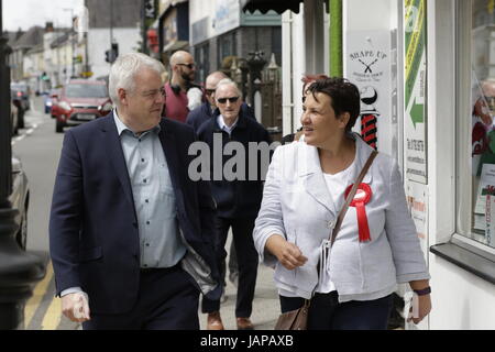 Swansea, Großbritannien. 7. Juni 2017.   Allgemeine Wahl 2017.  Walisische erster Minister Carwyn Jones (links) schließt sich Labour-Kandidat für die Gower Tonia Antoniazzi auf Wahlkampftour in Gorseinon in Gower-Wahlkreis. Swansea, Großbritannien. Bildnachweis: Gareth Llewelyn/Alamy Live-Nachrichten Stockfoto