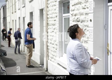 Swansea, Großbritannien. 7. Juni 2017.   Allgemeine Wahl 2017. Arbeitsrechtlichen Kandidat für marginale Gower Sitz Tonia Antoniazzi (rechts) werben für stimmen mit Freiwilligen der Labour Party in der kleinen Stadt Gorseinon. Swansea, Großbritannien. Bildnachweis: Gareth Llewelyn/Alamy Live-Nachrichten Stockfoto