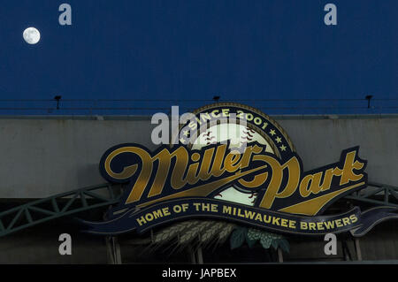 Milwaukee, WI, USA. 6. Juni 2017. Ein Bild des Mondes hängen über Miller Park während der Major League Baseball Spiel zwischen den Milwaukee Brewers und den San Francisco Giants im Miller Park in Milwaukee, Wisconsin. John Fisher/CSM/Alamy Live-Nachrichten Stockfoto