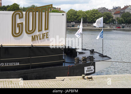 Prag, Tschechien. 7. Juni 2017. "Gott: mein Leben" geschrieben auf einem Boot in Prag, Tschechien, 7. Juni 2017. Die Show bietet einige 1.000 Elemente von Erinnerungsstücken, die verbunden sind mit den 60er Jahren Tschechischen pop-star Karel Gott. Die Ausstellung öffnet auf der 8. Juni 2017 auf einem Schiff in der Moldau in Prag verankert. Foto: Michael Heitmann/Dpa/Alamy Live News Stockfoto