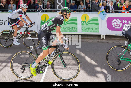 Daventry, Northamptonshire, 7. Juni 2017, die OVO Energie Frauen Tour, Stufe 1. Nord Northamptonshire. Teilnehmer, die ausgehend von Daventry Stadt Zentrum über eine Distanz von 147,5 km, (91,7 Meilen) unter Schaf Straße Kettering. Stockfoto