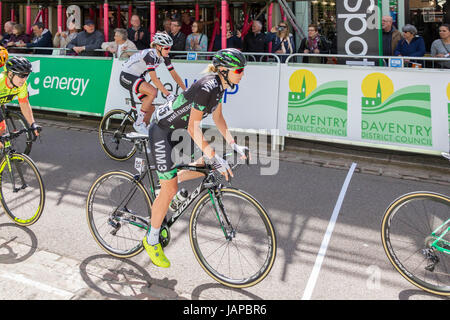 Daventry, Northamptonshire, 7. Juni 2017, die OVO Energie Frauen Tour, Stufe 1. Nord Northamptonshire. Teilnehmer, die ausgehend von Daventry Stadt Zentrum über eine Distanz von 147,5 km, (91,7 Meilen) unter Schaf Straße Kettering. Stockfoto