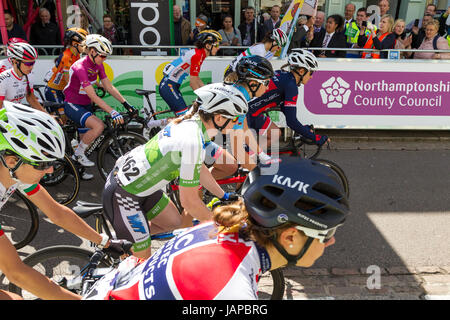 Daventry, Northamptonshire, 7. Juni 2017, die OVO Energie Frauen Tour, Stufe 1. Nord Northamptonshire. Teilnehmer, die ausgehend von Daventry Stadt Zentrum über eine Distanz von 147,5 km, (91,7 Meilen) unter Schaf Straße Kettering. Stockfoto