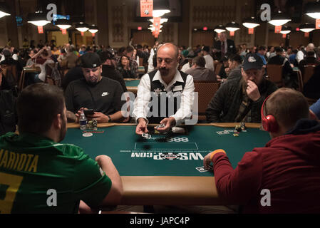 Hasan Savar, Center, Angebote Karten während der World Series of Poker im Rio All Suite Hotel & Casino in Las Vegas, Nevada, 31. Mai 2017. (Foto von Jason Ogulnik) Stockfoto