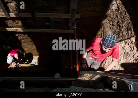 Guadalajara, Spanien. 25. Mai 2017. David gehen nach oben, während Nuria bereitet sich die Dinge im Grab, fotografiert zu werden. Mai 2017. Timoteo Mendieta Alcala erfolgte gegen Guadalajara die Friedhofsmauer am 16. November 1939, eines eine geschätzte 822 Hinrichtungen auf dem Friedhof von 1939 bis 1944 durchgeführt. Der Vater von sieben war der lokale Führer der sozialistischen UGT-Union in das Dorf Sacedon, wo er als Metzger gearbeitet hatte. Während der Franco-Ära Wagen seine Familie bat nicht, haben seine Leiche aus dem Grab, in dem er und 21 andere Männer begraben wurden, entfernt. (Kredit-Bild: © Nacho Stockfoto