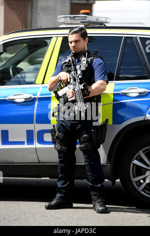 London, UK. 7. Juni 2017. Bewaffnete Polizei am Westminster Credit: Finnbarr Webster/Alamy Live-Nachrichten Stockfoto