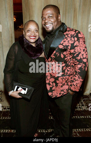 New York, New York - Juni 6: (L-R) Autor/Arts Pädagoge Dr. Deb Willis, Stuhl, Fotografie Dept, NYU und visuelle Künstler Kehinde Wiley besuchen die 2017 Gordon Parks Foundation Awards Dinner feiern, die die Künste & Humanismus bei Cipriani 42nd Street am 6. Juni 2017 in New York City statt. Photo Credit: MPi43 /MediaPunch Stockfoto