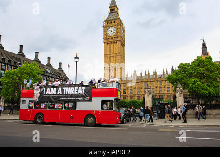 Westminster, London, UK, 7. Juni 2017. Ein roter Doppeldecker-Bus branding Theresa kann eine "Bedrohung" Reisen rund um Westminster am Tag vor der britische allgemeine Wahl. Der Bus ist eine Initiative von der Volksversammlung, eine Interessengruppe, die ursprünglich gebildet, um Sparmaßnahmen zu protestieren. Die Bewegung hat in der Vergangenheit erhielt Unterstützung von der britischen Gewerkschaften sowie Arbeit MPs Credit: Imageplotter News und Sport/Alamy Live News Stockfoto