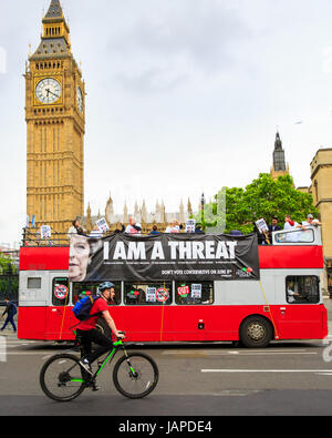 Westminster, London, UK, 7. Juni 2017. Ein roter Doppeldecker-Bus branding Theresa kann eine "Bedrohung" Reisen rund um Westminster am Tag vor der britische allgemeine Wahl. Der Bus ist eine Initiative von der Volksversammlung, eine Interessengruppe, die ursprünglich gebildet, um Sparmaßnahmen zu protestieren. Die Bewegung hat in der Vergangenheit erhielt Unterstützung von der britischen Gewerkschaften sowie Arbeit MPs Credit: Imageplotter News und Sport/Alamy Live News Stockfoto