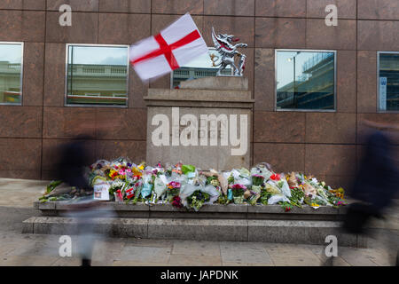 London, UK. 7. Juni 2017. Londoner vorbei an der Blume-Schrein auf der Londoner Brücke am 7. Juni 2017, vier Tage nach den Terroranschlägen Angriffe, in denen acht Menschen starben und viele andere wurden, verletzt Credit: Daniel Lange/Alamy Live News Stockfoto