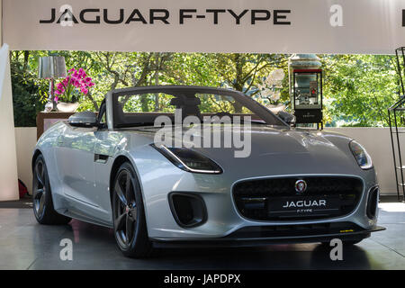 Turin, Italien, 7. Juni 2017. Ein Jaguar F-Type 400 Sport. Parco Valentino Auto show hosts Autos vieler Automobilhersteller und Konstrukteure in Valentino Park in Turin, Italien. Stockfoto