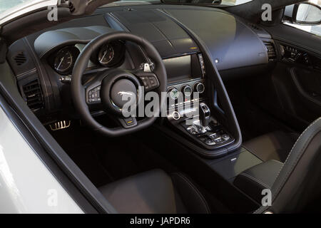 Turin, Italien, 7. Juni 2017. Innenansicht und Dashboard von Jaguar F-Type 400 Sport. Parco Valentino Auto show hosts Autos vieler Automobilhersteller und Konstrukteure in Valentino Park in Turin, Italien. Stockfoto