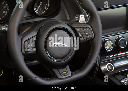 Turin, Italien, 7. Juni 2017. Innenansicht und Dashboard von Jaguar F-Type 400 Sport. Parco Valentino Auto show hosts Autos vieler Automobilhersteller und Konstrukteure in Valentino Park in Turin, Italien. Stockfoto