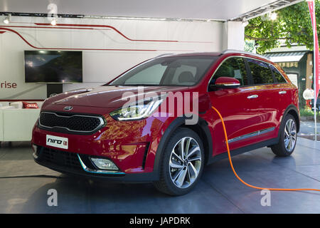 Turin, Italien, 7. Juni 2017. Ein Kia Niro Hybrid aufladen. Dritte Auflage des Parco Valentino Auto Showcars Gastgeber von vielen Automobilherstellern und Auto-Designer Valentino Park in Turin, Italien. Stockfoto