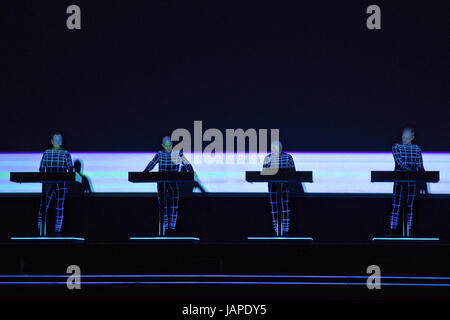 Brighton, UK. 7. Juni 2017, Kraftwerk durchführen Kraftwerk auf der Brighton Centre, Brighton, UK 3-d. Bildnachweis: Jason Richardson / Alamy Live News Stockfoto