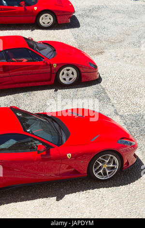 Turin, Italien, 7. Juni 2017. Drei rote Ferrari Autos (812, F40 und GTO). Dritte Auflage des Parco Valentino Auto Showcars Gastgeber von vielen Automobilherstellern und Auto-Designer Valentino Park in Turin, Italien. Stockfoto
